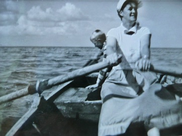 VED STRANDEN - LYSTRUP STRAND, fru Rask ved aarene.jpg VED STRANDEN - LYSTRUP STRAND, fru Rask ved aarene.jpg